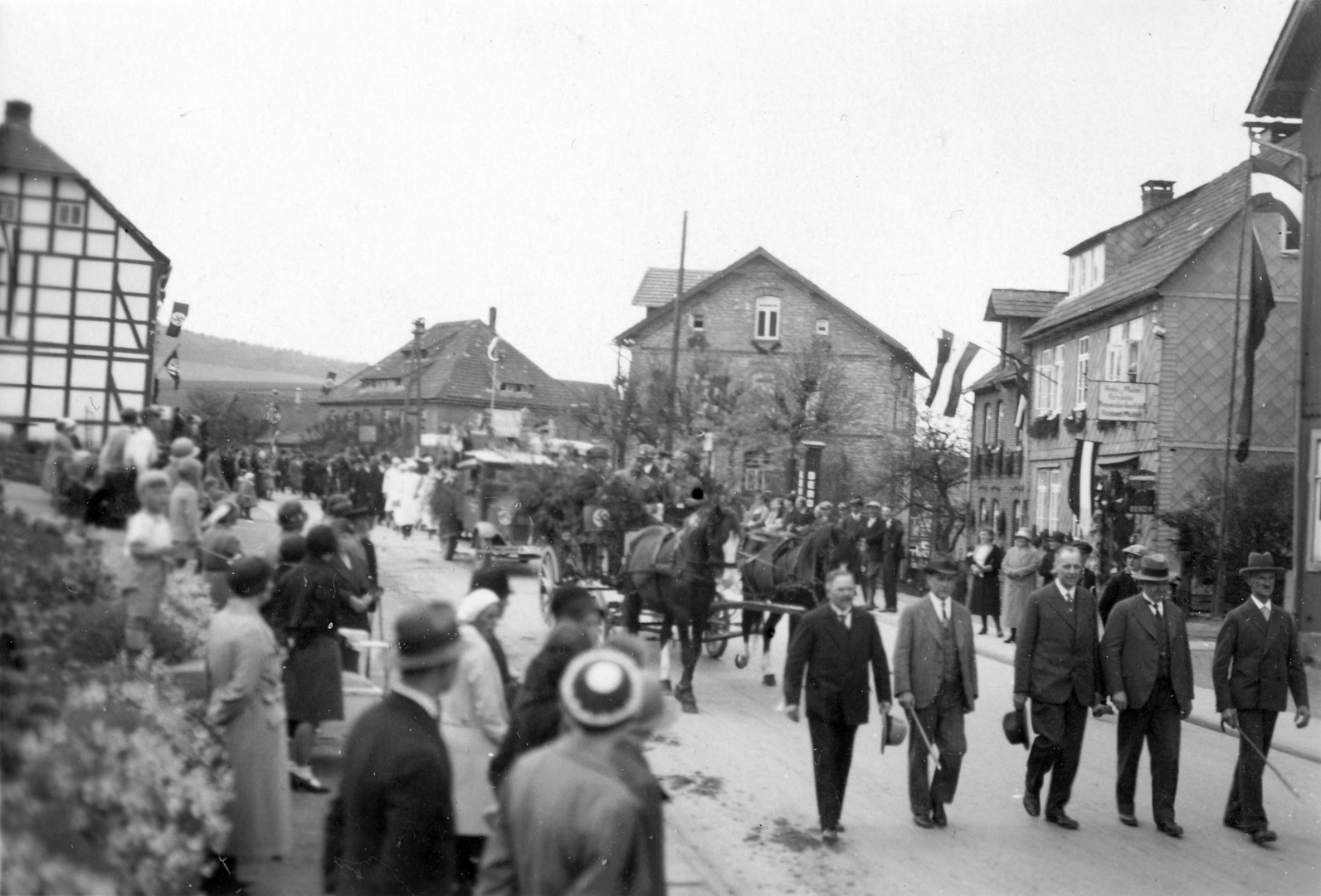 Aufzug am Tag der Arbeit 1933 in der Raabestraße in Eschershausen
